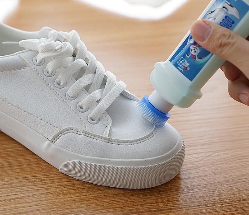 Use toothpaste to clean white leather shoes